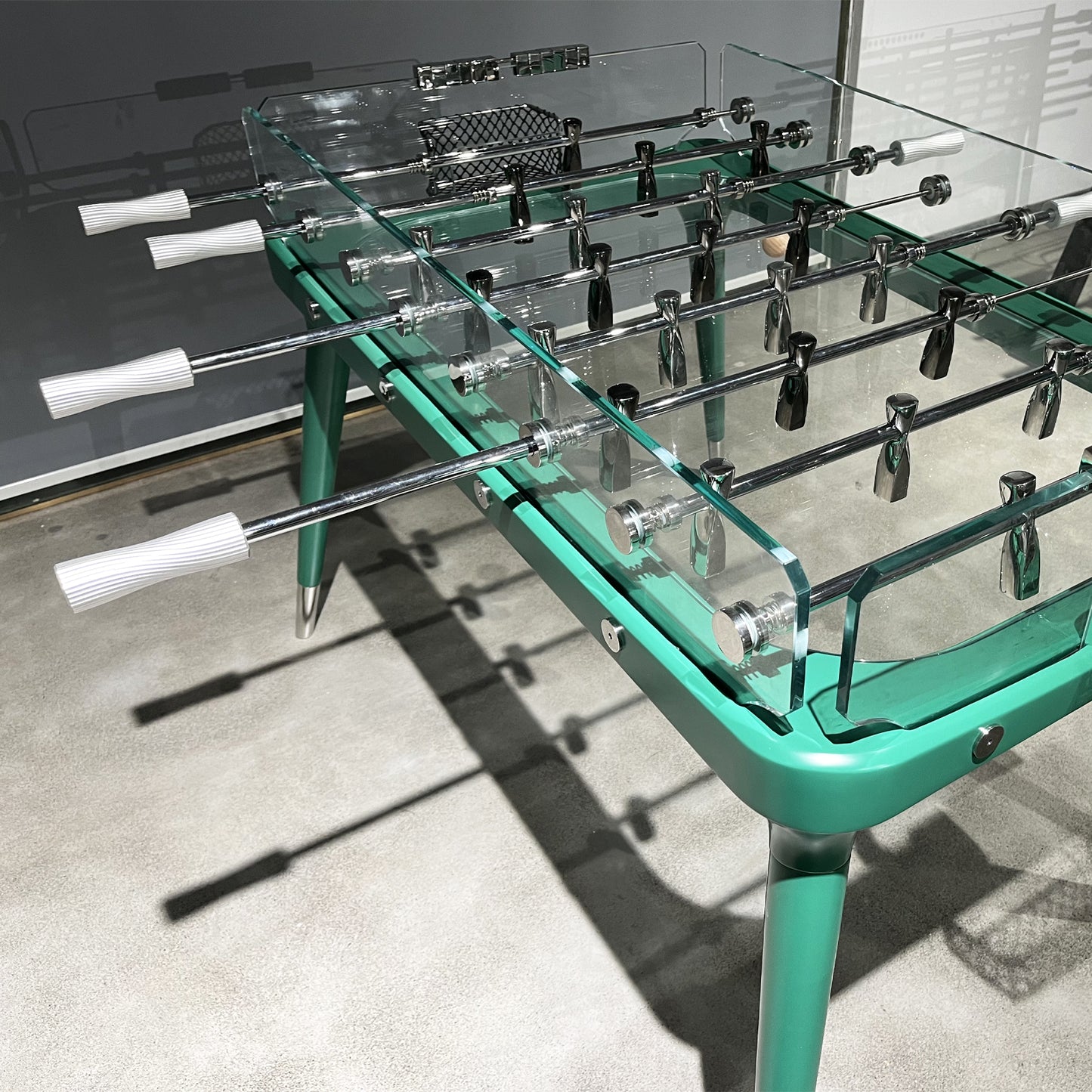 Futbolín de madera maciza y cristal verde