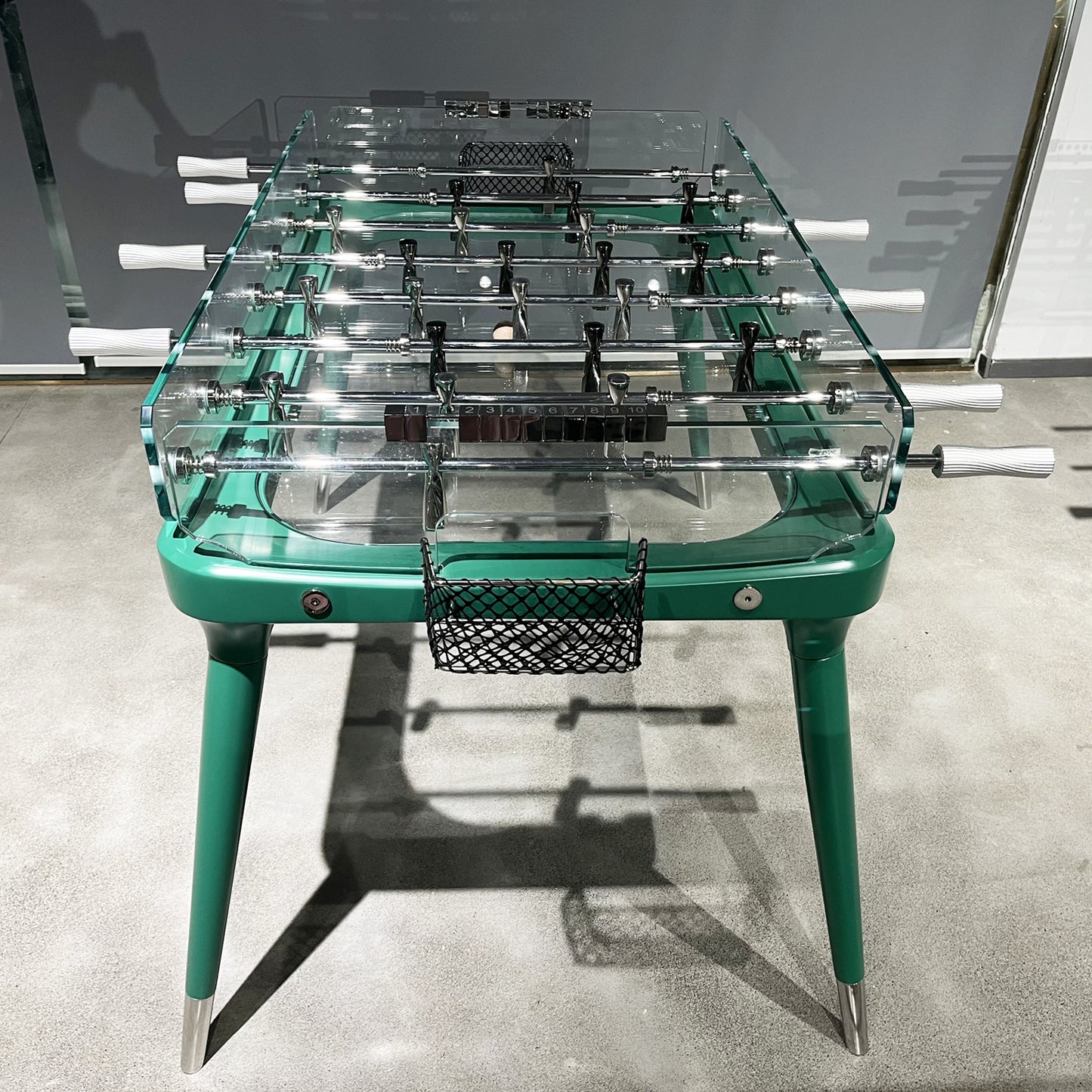 Futbolín de madera maciza y cristal verde