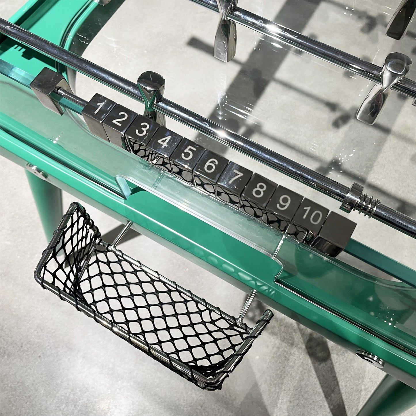 Futbolín de madera maciza y cristal verde
