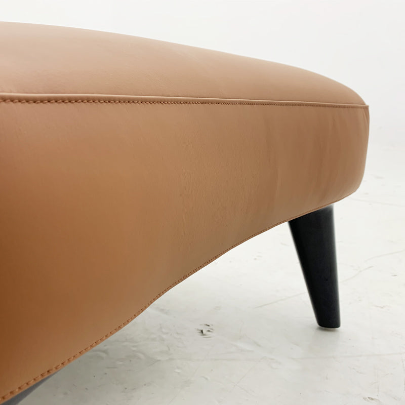 Sofá chaise longue de cuero sencillo de estilo italiano, adecuado para habitaciones de hotel, dormitorios, salas de estar.