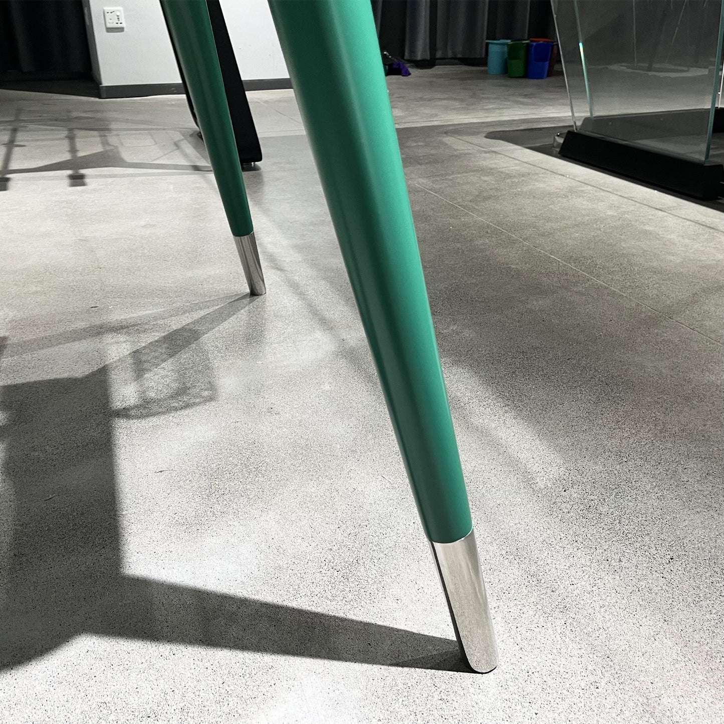 Futbolín de madera maciza y cristal verde