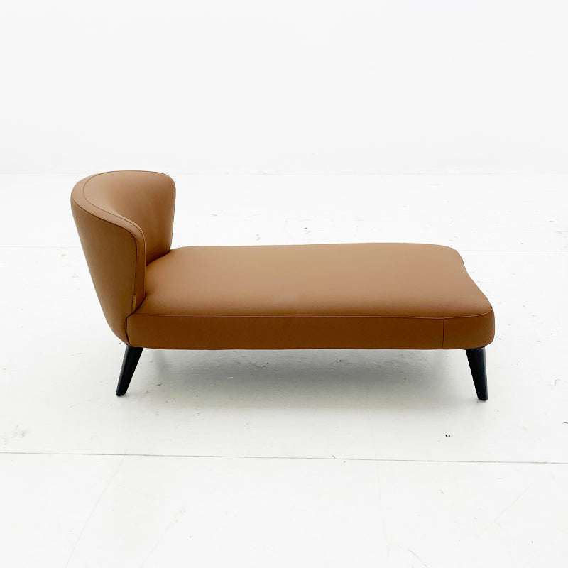 Sofá chaise longue de cuero sencillo de estilo italiano, adecuado para habitaciones de hotel, dormitorios, salas de estar.
