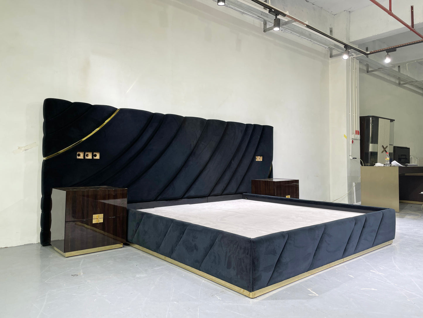 Venta caliente de cama matrimonial acolchada de lujo de tela tamaño queen para dormitorio