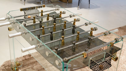 Mesa de fútbol con accesorios de cristal dorado
