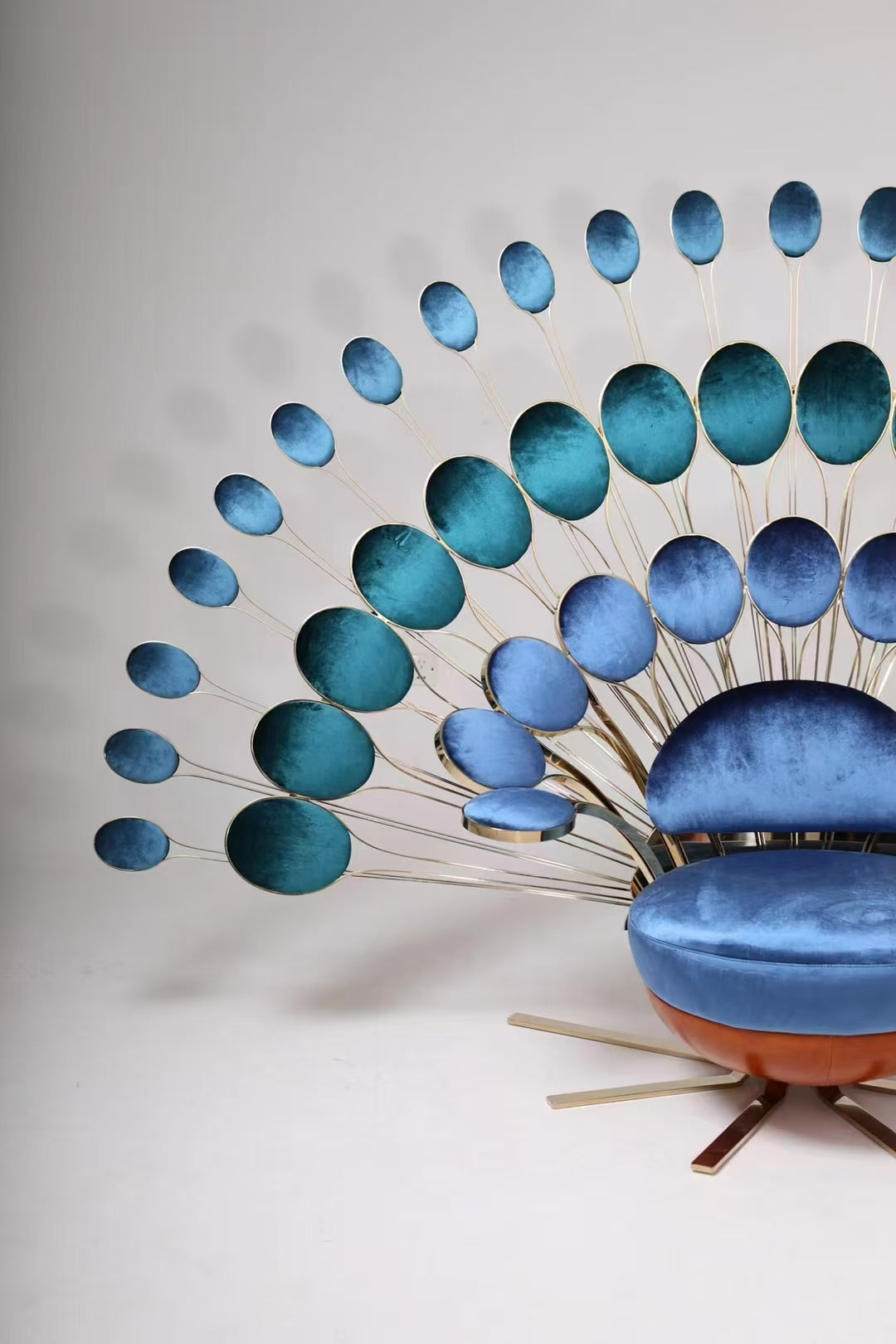 Sillón de terciopelo de lujo con forma de pavo real