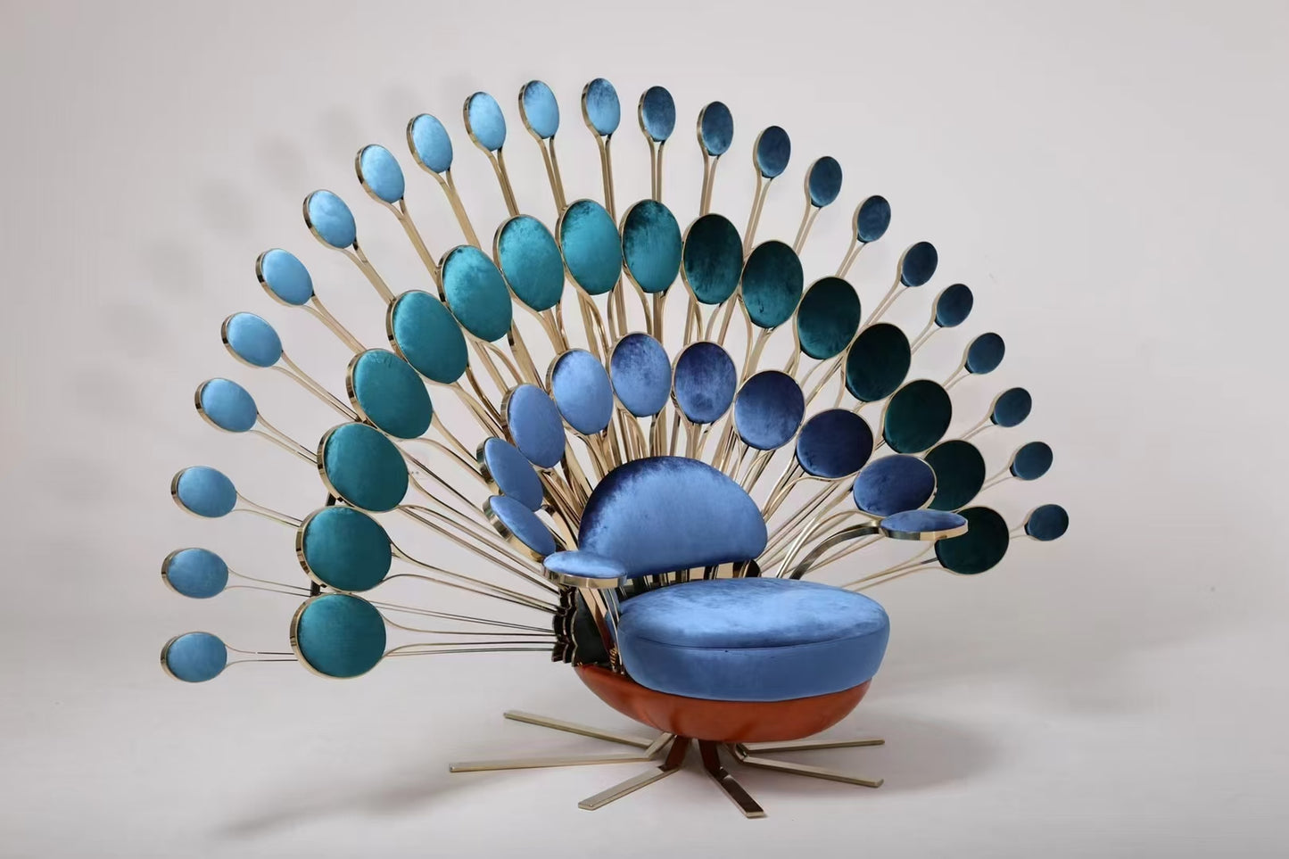 Sillón de terciopelo de lujo con forma de pavo real