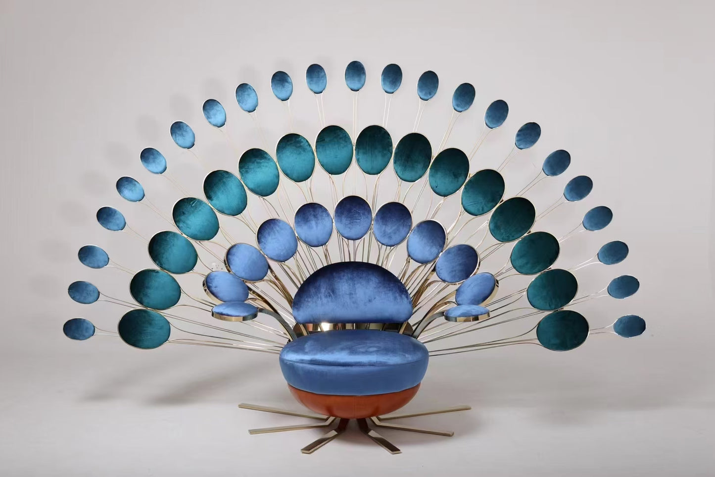 Sillón de terciopelo de lujo con forma de pavo real