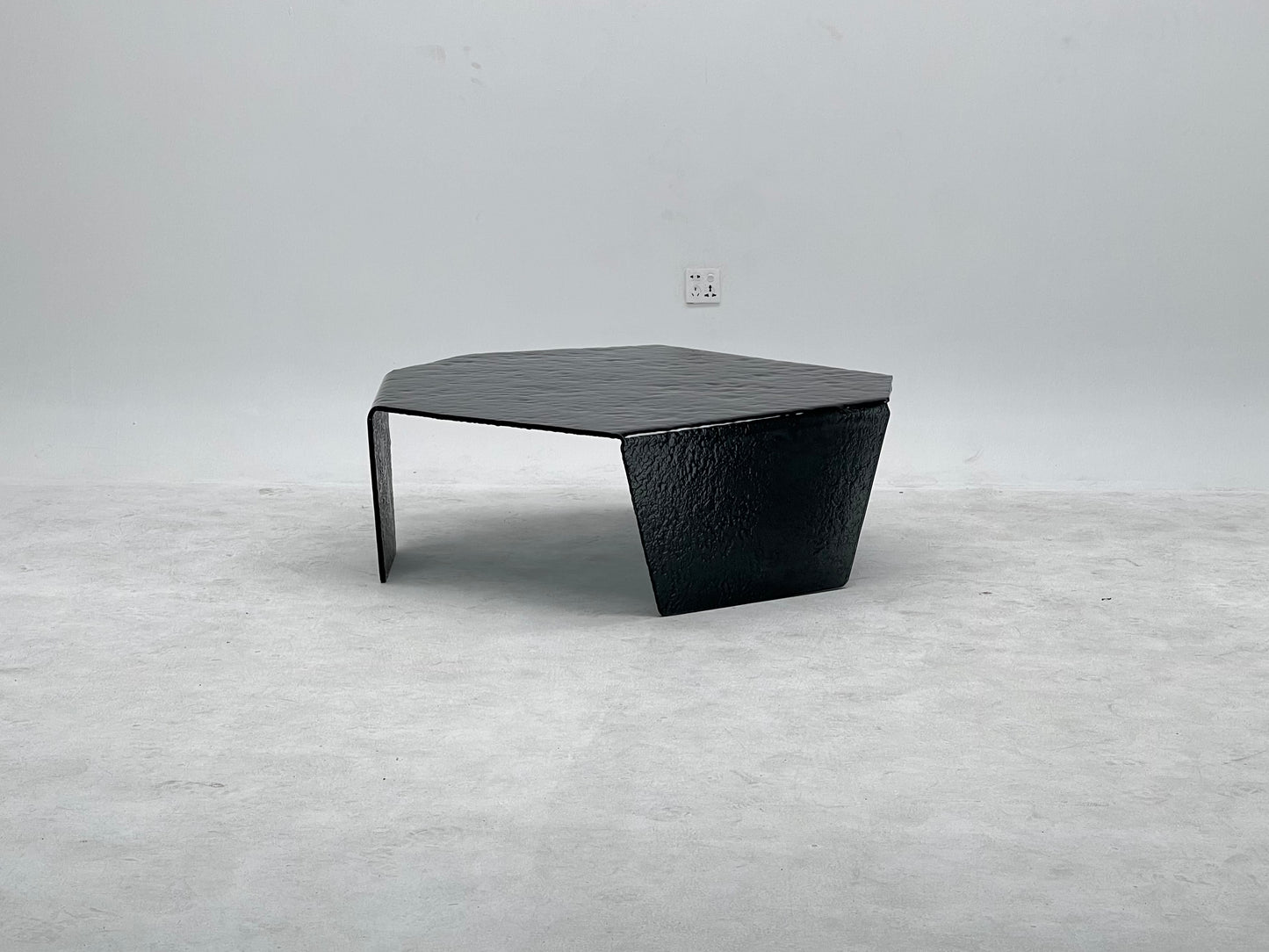 Mesa de centro de vidrio termofusible negro con textura cóncava y convexa forjada, adecuada para sala de estar