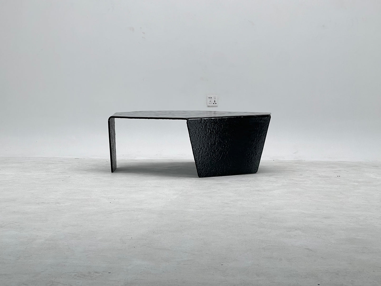 Mesa de centro de vidrio termofusible negro con textura cóncava y convexa forjada, adecuada para sala de estar