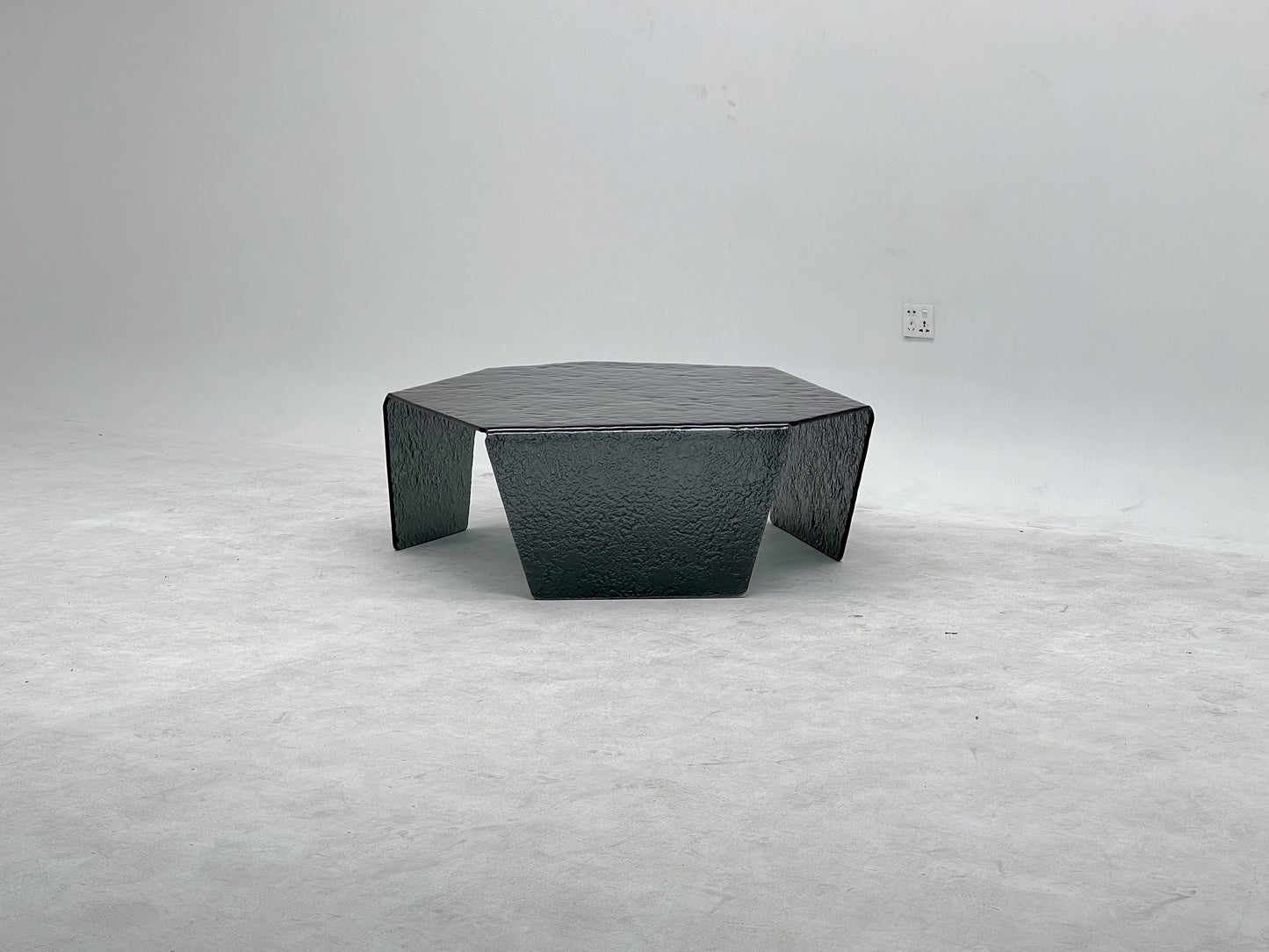 Mesa de centro de vidrio termofusible negro con textura cóncava y convexa forjada, adecuada para sala de estar