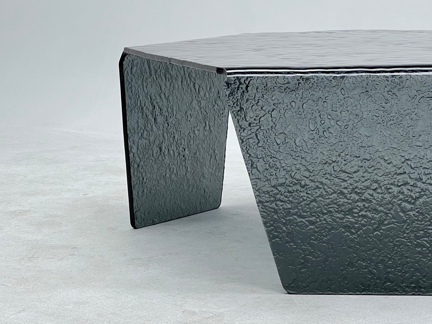 Mesa de centro de vidrio termofusible negro con textura cóncava y convexa forjada, adecuada para sala de estar