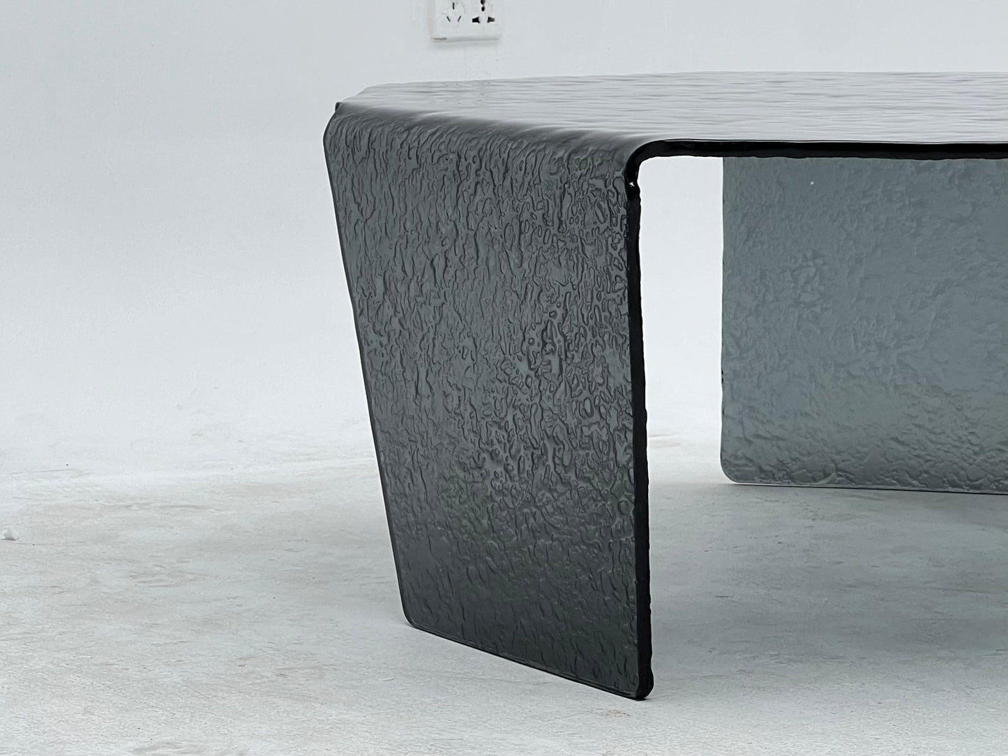 Mesa de centro de vidrio termofusible negro con textura cóncava y convexa forjada, adecuada para sala de estar