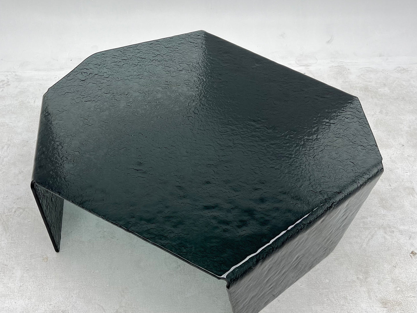 Mesa de centro de vidrio termofusible negro con textura cóncava y convexa forjada, adecuada para sala de estar