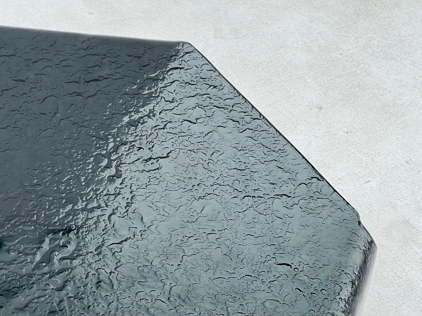 Mesa de centro de vidrio termofusible negro con textura cóncava y convexa forjada, adecuada para sala de estar