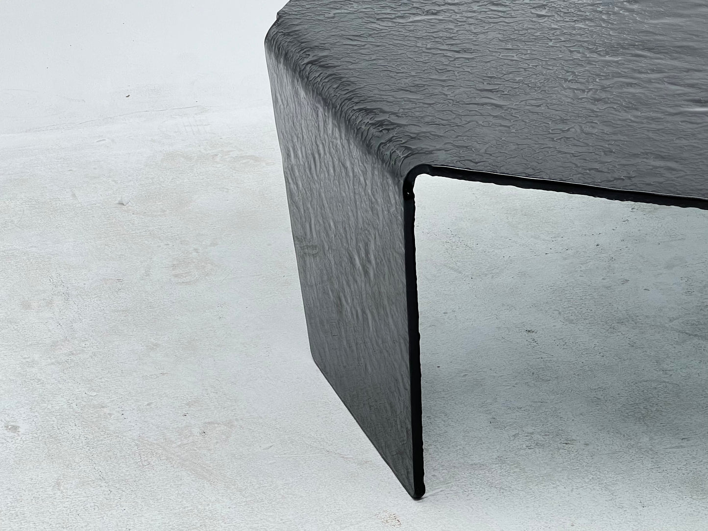 Mesa de centro de vidrio termofusible negro con textura cóncava y convexa forjada, adecuada para sala de estar