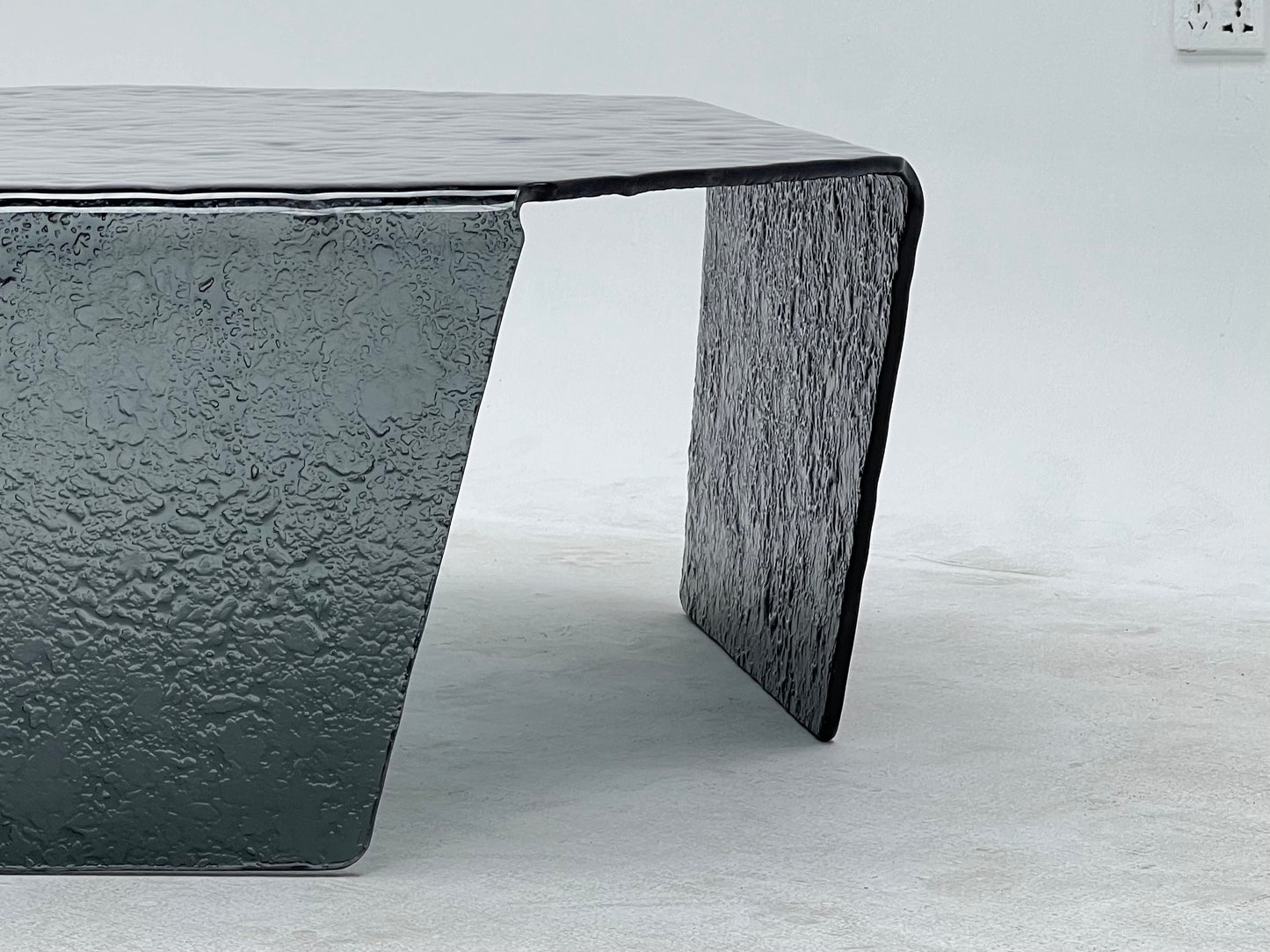 Mesa de centro de vidrio termofusible negro con textura cóncava y convexa forjada, adecuada para sala de estar