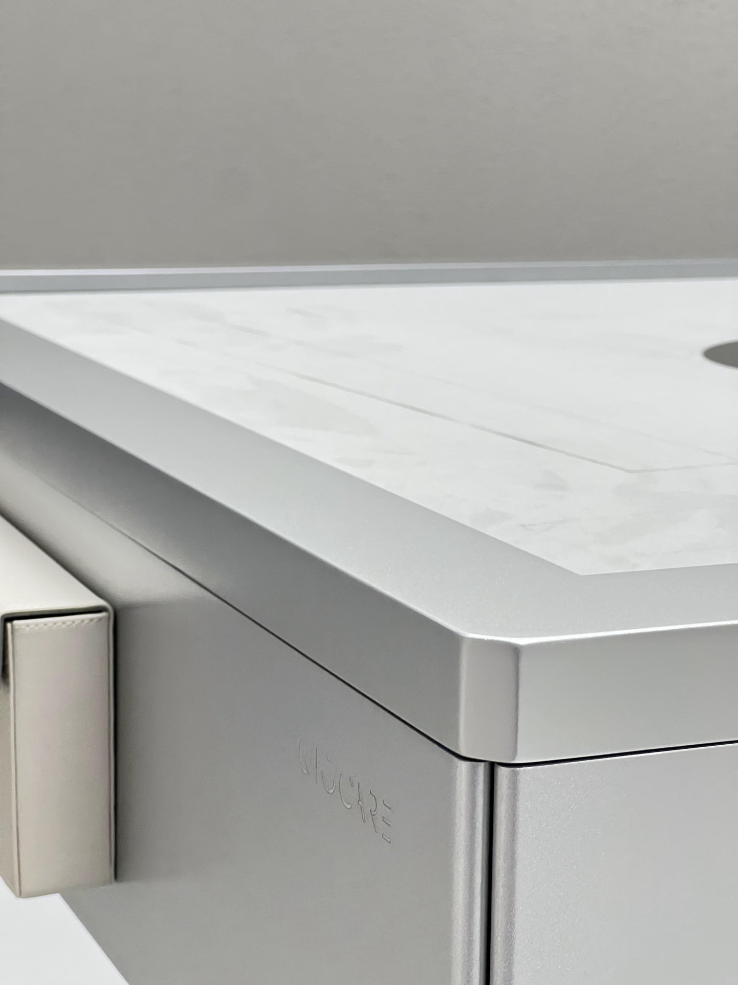 Minimalist metal automatic mahjong table, for both entertainment and daily life