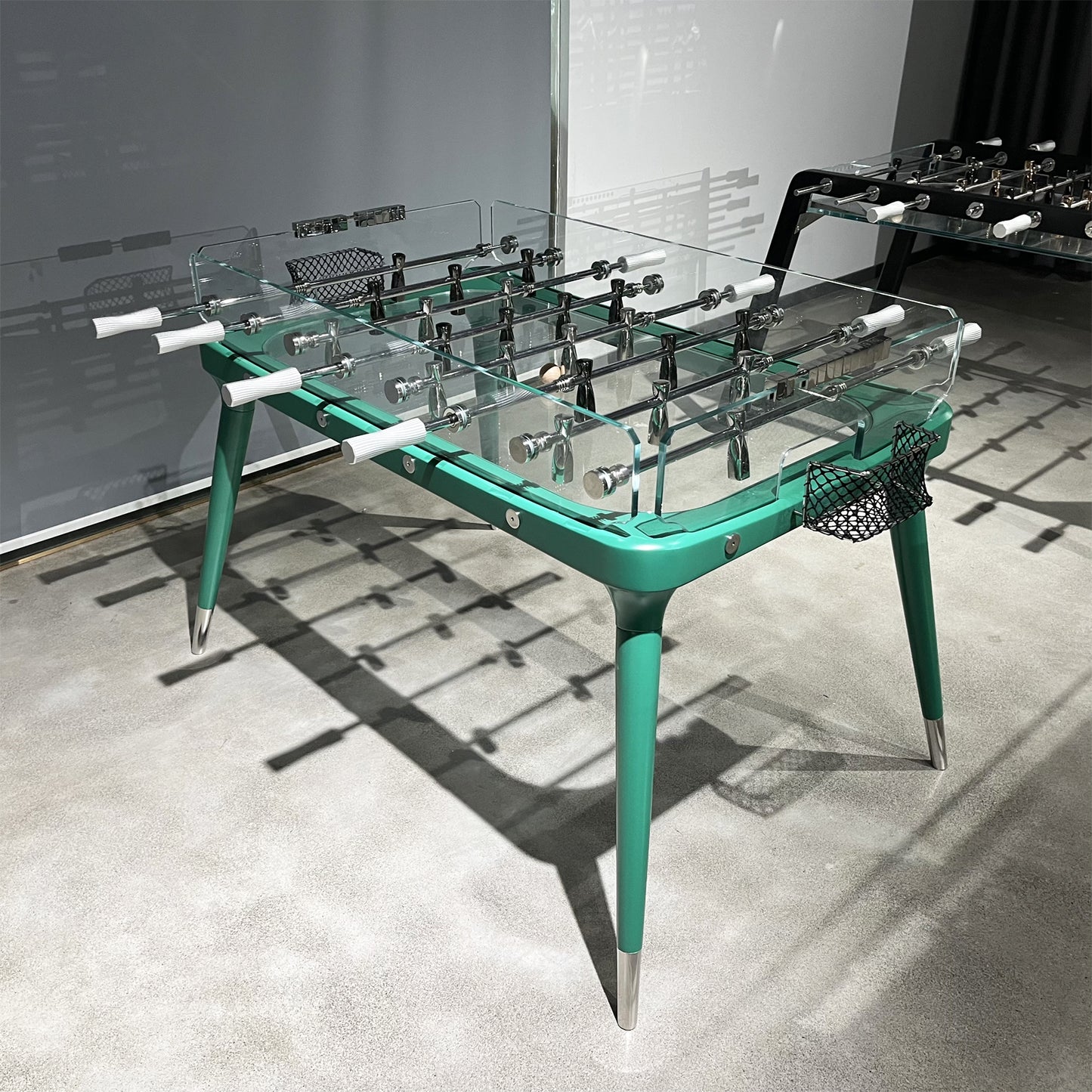 Babyfoot en bois massif et verre vert