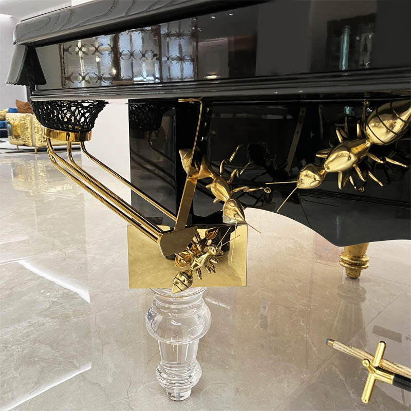 Mesa de billar de diseño exclusivo con detalles dorados