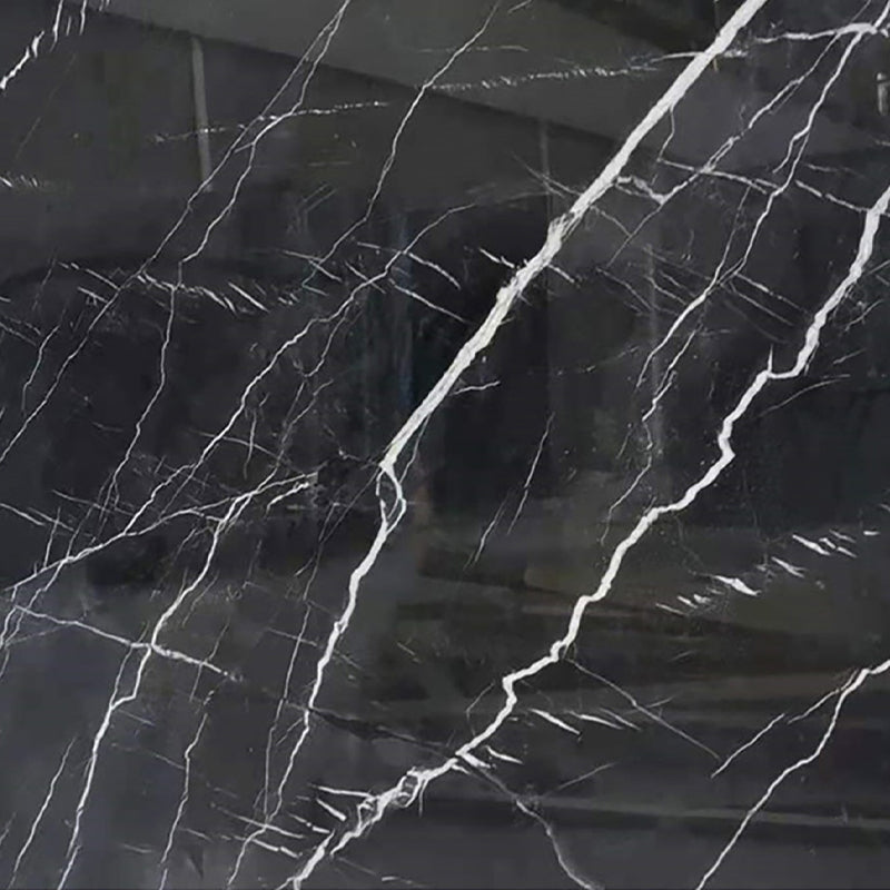 Bañera, encimeras y lavabos de mármol negro.