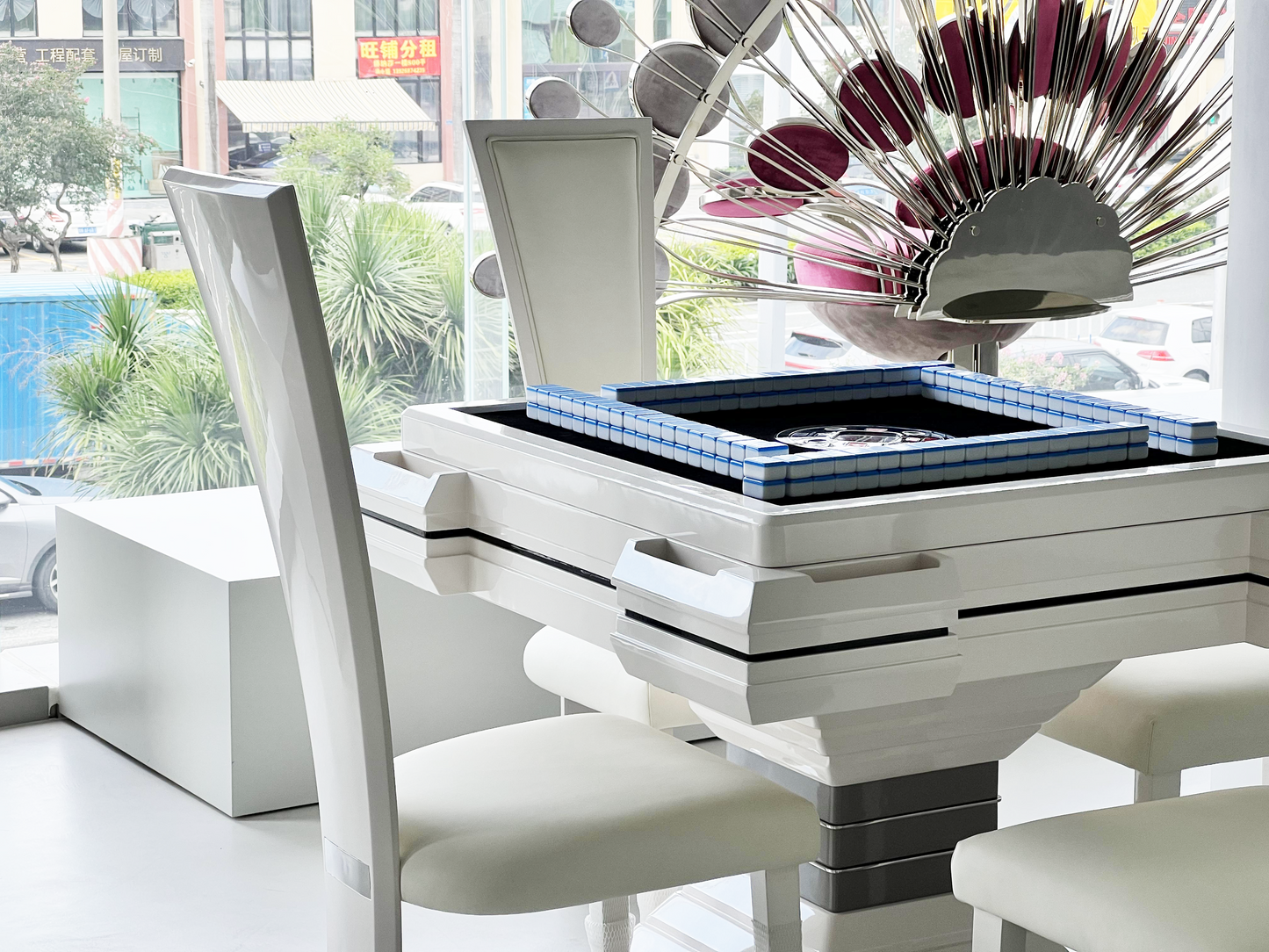 Mesa de mahjong automática con torre multicolor
