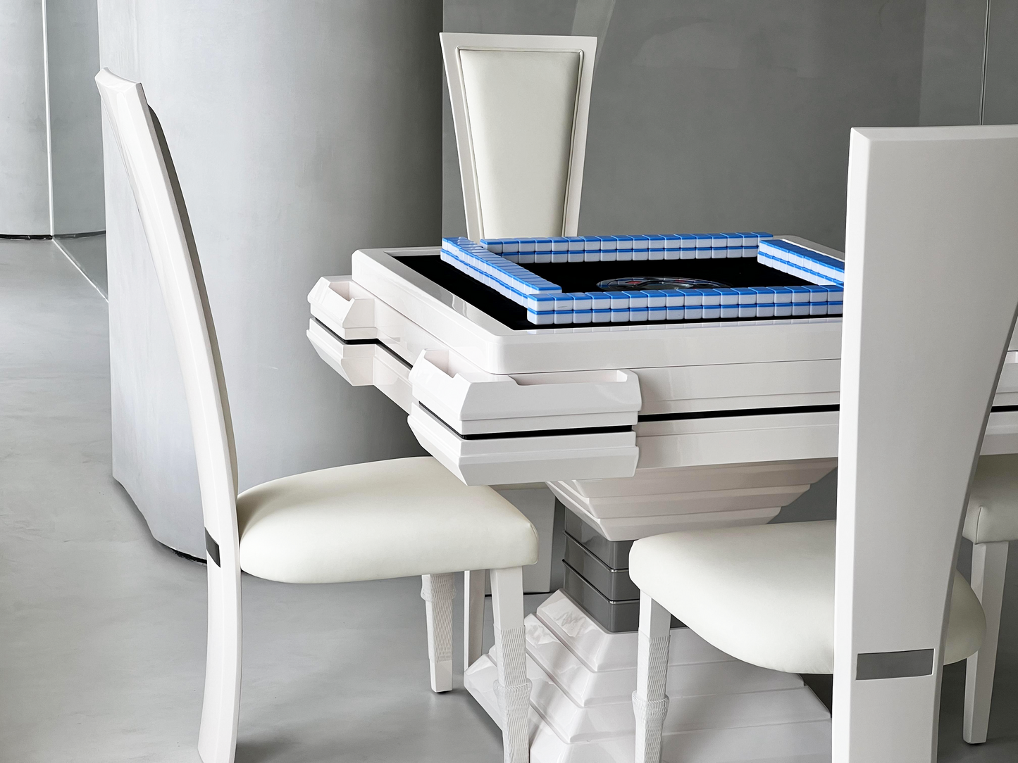 Mesa de mahjong automática con torre multicolor