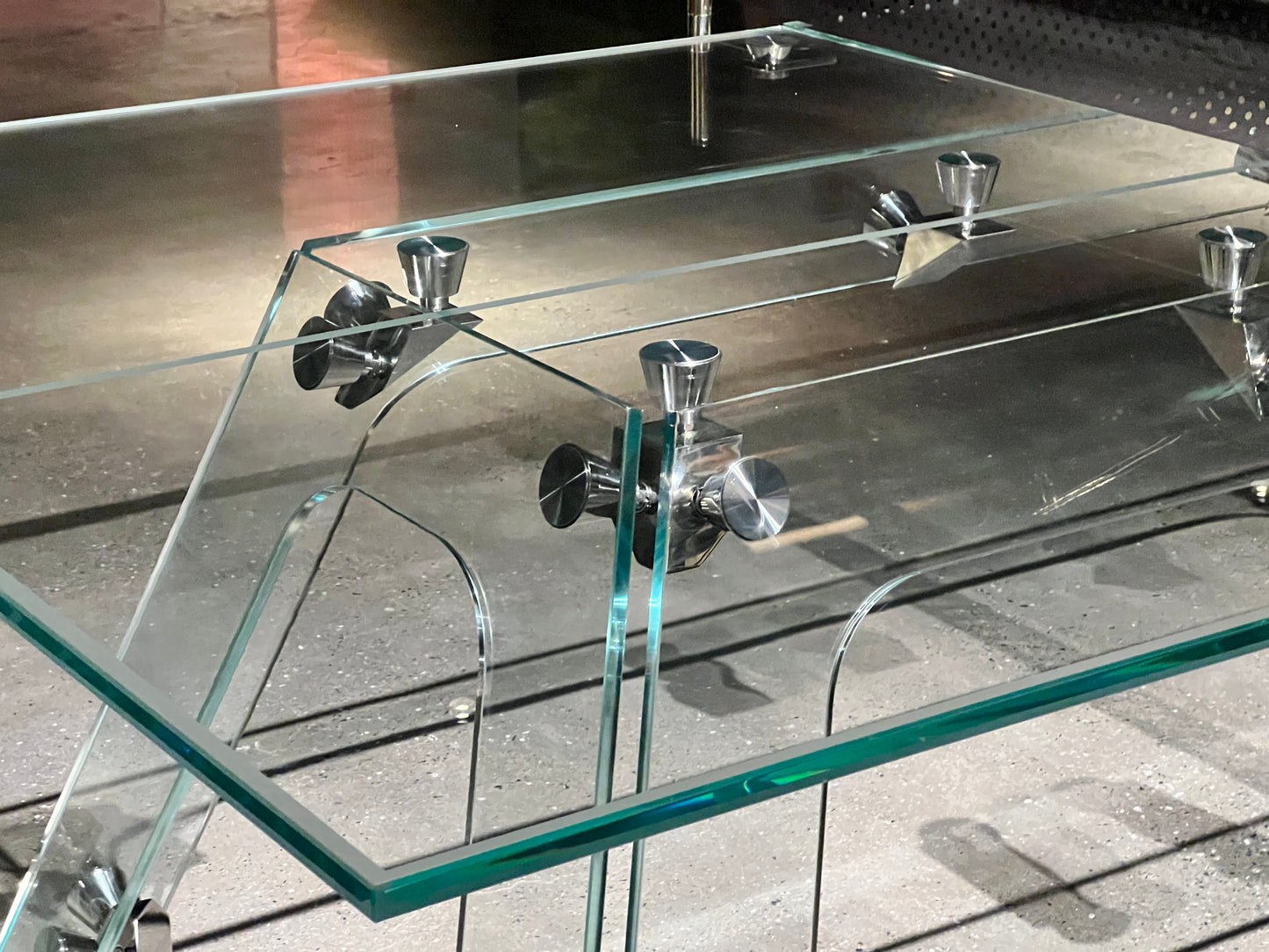 Mesa de ping pong de cristal, apta para interior y exterior.