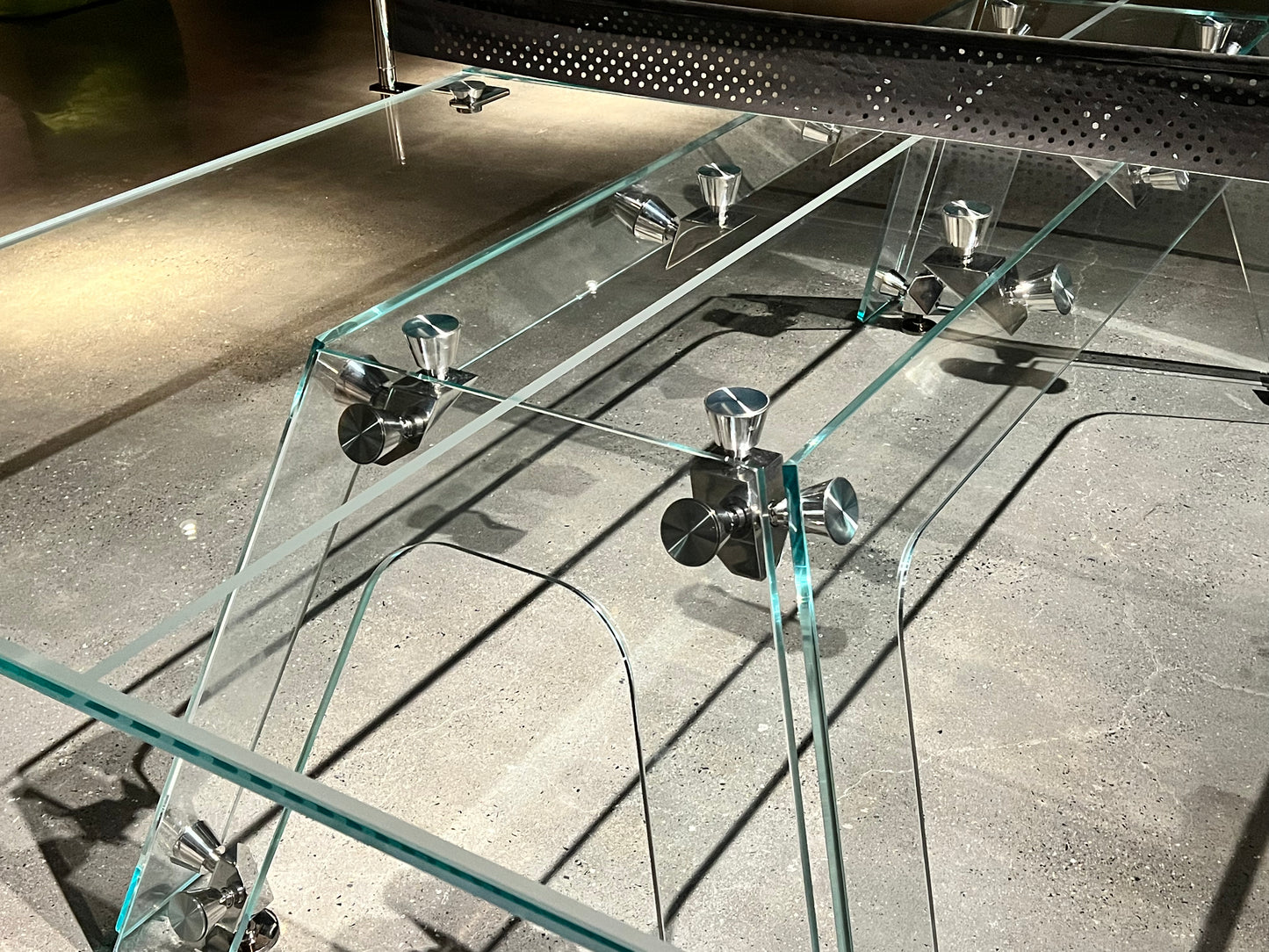 Mesa de ping pong de cristal, apta para interior y exterior.