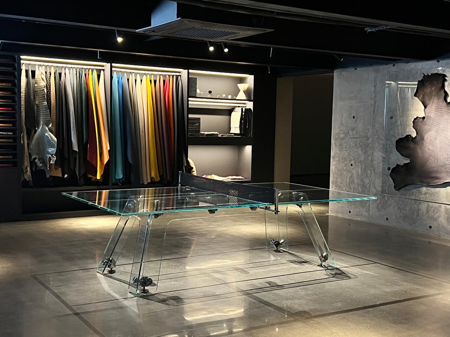 Mesa de ping pong de cristal, apta para interior y exterior.