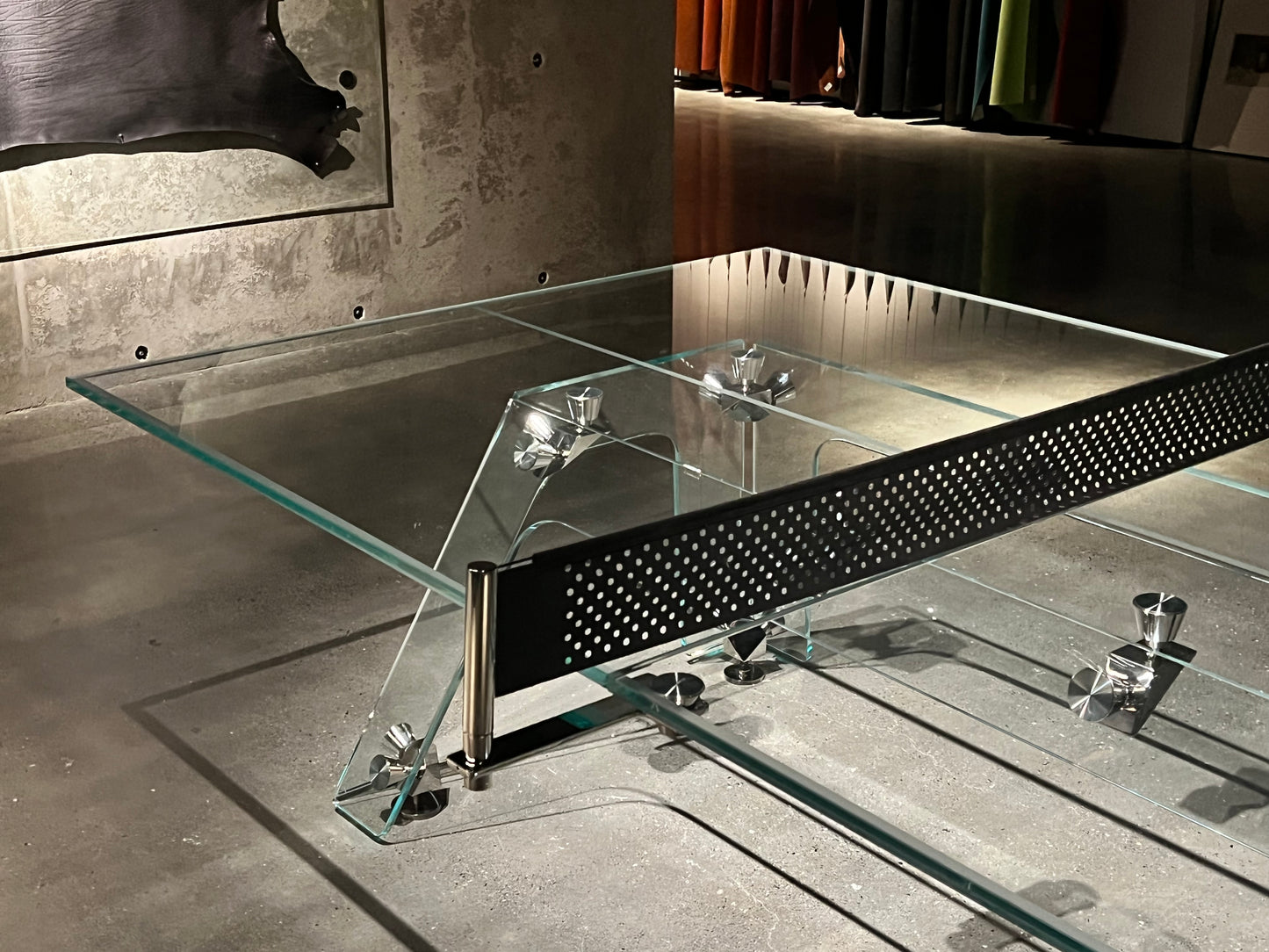 Mesa de ping pong de cristal, apta para interior y exterior.