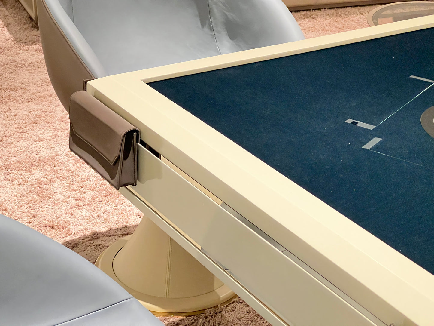 Mesa de mahjong automática personalizada con patas cónicas