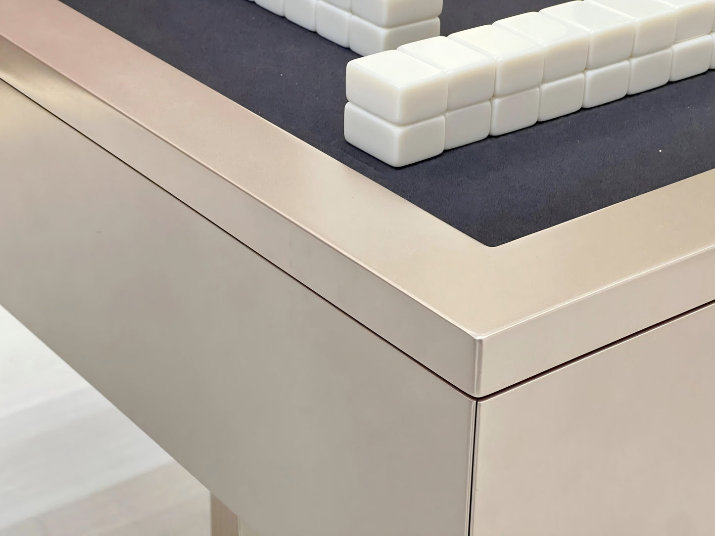 Minimalist metal automatic mahjong table, for both entertainment and daily life