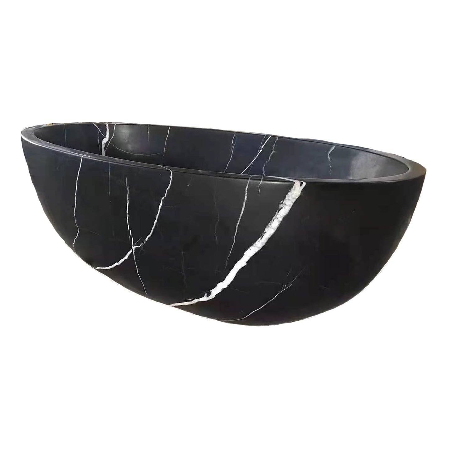 Bañera, encimeras y lavabos de mármol negro.