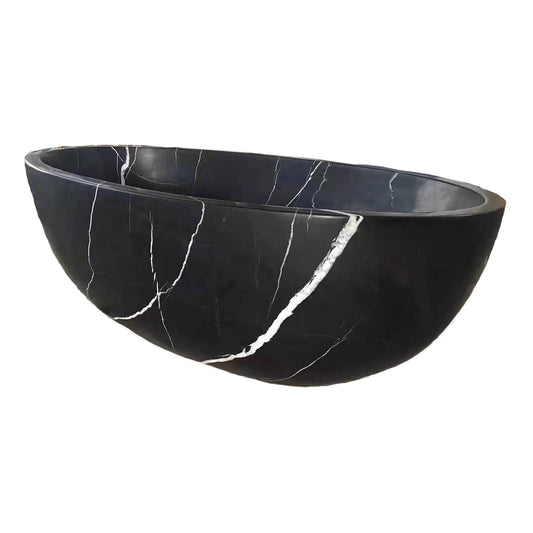 Bañera, encimeras y lavabos de mármol negro.