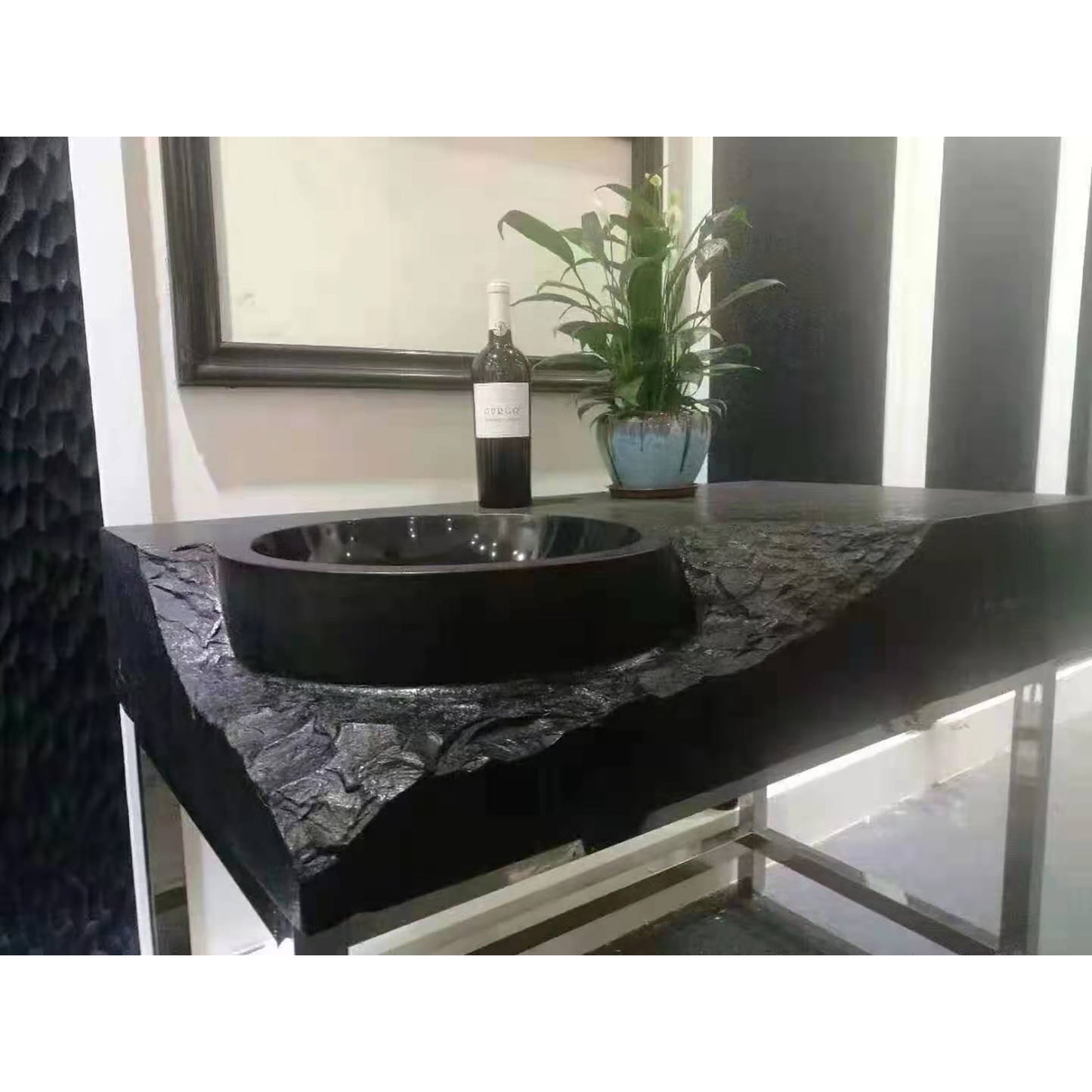 Bañera, encimeras y lavabos de mármol negro.