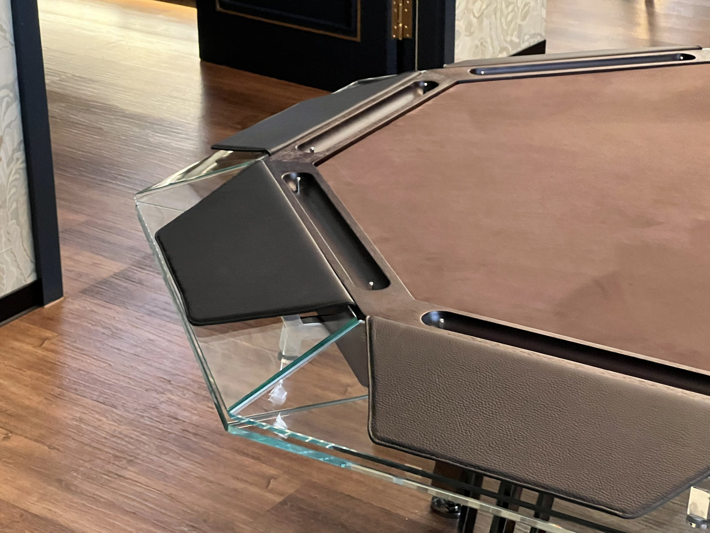 Mesa de póquer de cristal para ocho personas