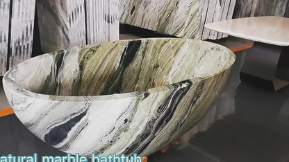 Bañera, encimeras y lavabos de mármol negro.